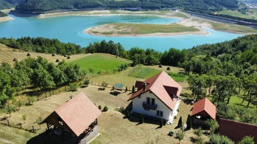 新瓦罗什Vila Bogicevic的享有房子和湖泊的空中景致
