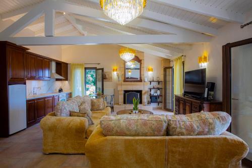 卡西奥皮Solaris Methea- Luxury Central Villa by the Castle的一间带两张沙发的客厅和一间厨房