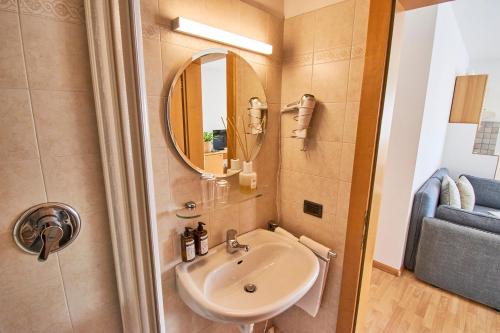 布列瑟农Residence Isarcus的一间带水槽和镜子的浴室
