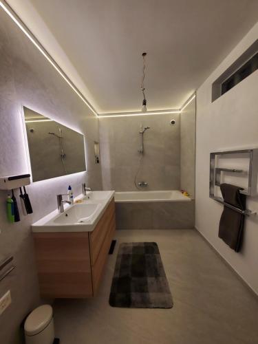 ObstaldenPanorama *的浴室配有盥洗盆和浴缸。