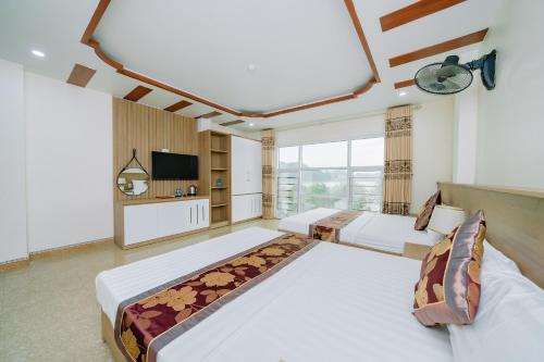 吉婆岛我玉酒店的酒店客房设有两张床和电视。