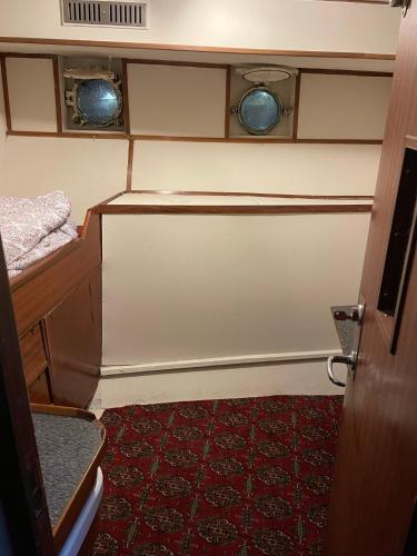 卑尔根Showboat的客房设有2扇窗户,铺有红地毯。