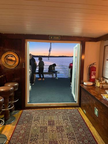 卑尔根Showboat的通往水景客房的门