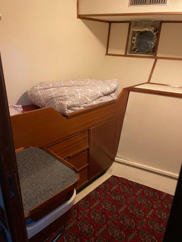 卑尔根Showboat的小房间,床顶上是一张床
