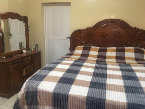 SukutaKalsa Residence的一间卧室配有一张带蓝白色 ⁇ 面毯的床