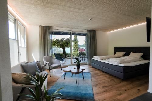 科尔斯腾鲍姆加滕酒店的客厅配有床和沙发