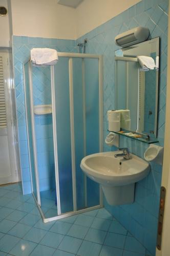 伊斯基亚Villa Myremi的蓝色的浴室设有水槽和卫生间