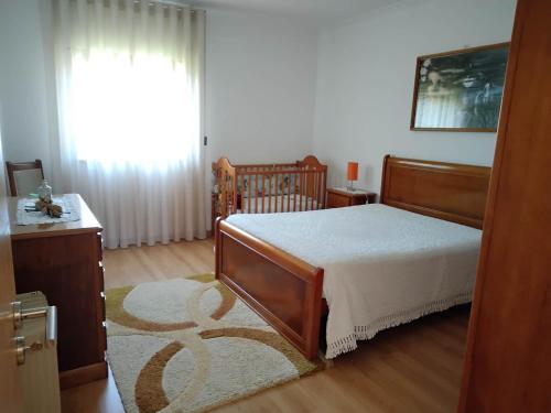 塞亚Casa do Campo的一间卧室设有一张床和一个大窗户