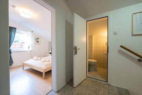 因斯布鲁克Kuscheliges Häuschen in idyllischer Nachbarschaft的客房设有带一张床和一扇门的浴室