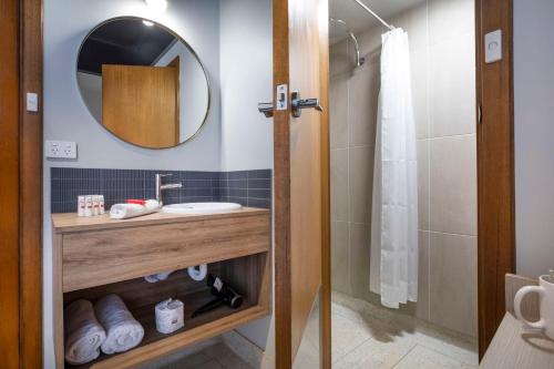 Gepps CrossNightcap at Empire Hotel的一间带水槽、镜子和淋浴的浴室