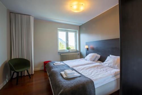 阿比斯库STF Abisko Turiststation的一间卧室配有一张床,床上有毛巾