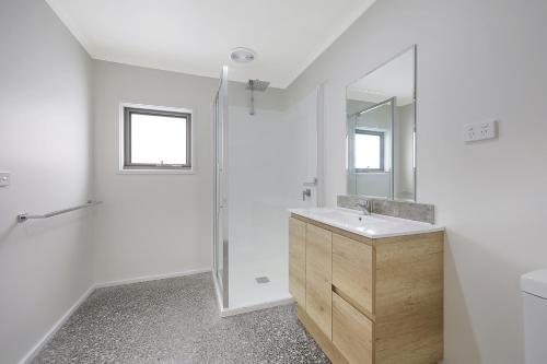 普林斯敦Otway Coastal Villas, 1 Bedroom villa.的白色的浴室设有水槽和淋浴。