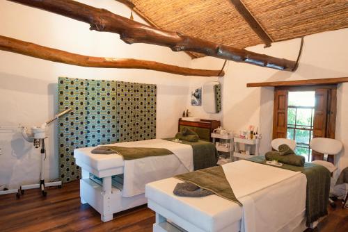 斯坦福Stanford Valley Country Lodge的一间客房内配有两张床的房间