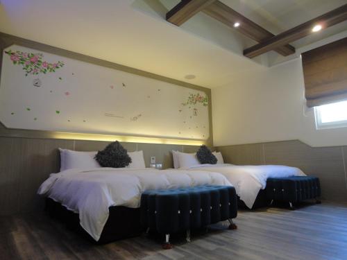 马公瑞欣大饭店的一张位于墙上的大画的房间里,设有两张床