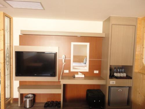 马公瑞欣大饭店的客房设有平面电视和书桌。