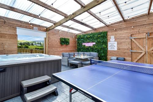 班克拉那Glenside Cottage 'Sleeping 4 guests'的天井设有乒乓球桌和热水浴池。