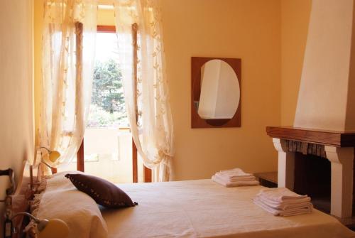 维博瓦伦蒂亚码头巴比里酒店的一间卧室设有一张带壁炉和窗户的床。