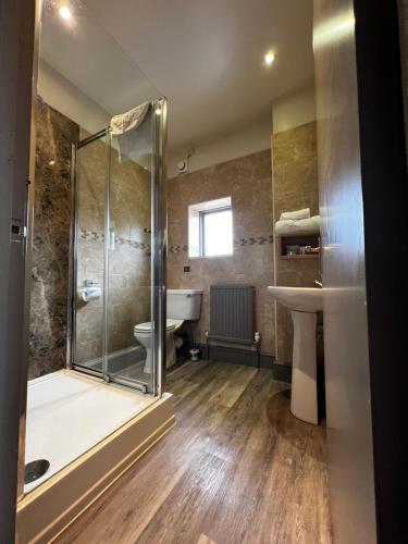 斯基普顿赫利厄特酒店的带淋浴、卫生间和盥洗盆的浴室