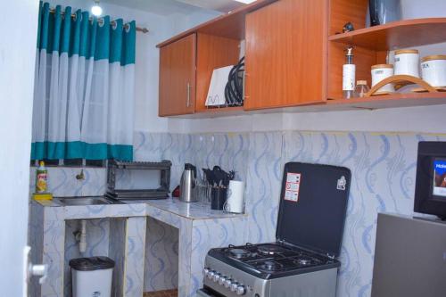 KaratinaComfy, stylish, and family-friendly apartment in Karatina Town的厨房配有炉灶和台面