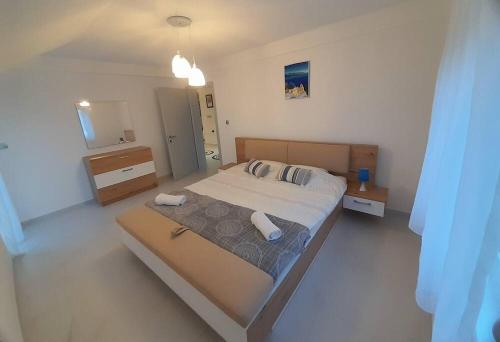 IlindenJan-Air的一间卧室配有一张大床和镜子
