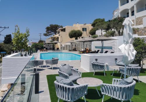 萨摩斯黄菊公寓酒店的一个带桌椅的庭院和一个游泳池