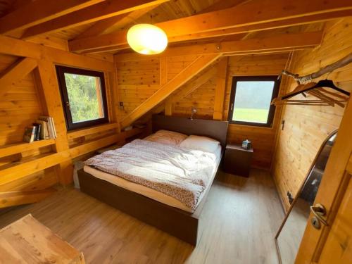 克日沃克拉特Chata Křivoklát的小木屋内一间卧室,配有一张床