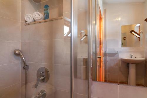 卡斯Korsan Apartment No.16的一间带玻璃淋浴和水槽的浴室