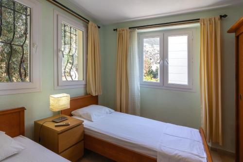 卡斯Korsan Apartment No.16的一间卧室设有两张床和两个窗户。
