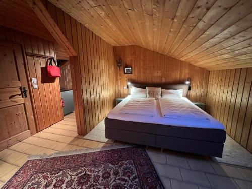 奥伯基希Grimmersberg的一间卧室设有一张木天花板床。