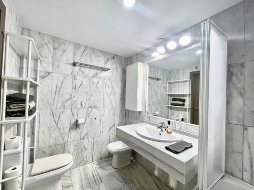 EsteponaParque Botanico Resort & Country Club的一间带水槽、卫生间和镜子的浴室