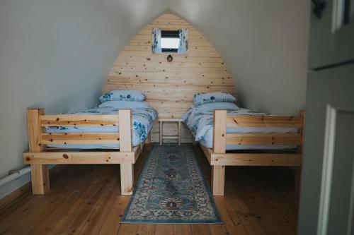 莱兰Charnock Farm Motel的一间小卧室,配有两张床和窗户