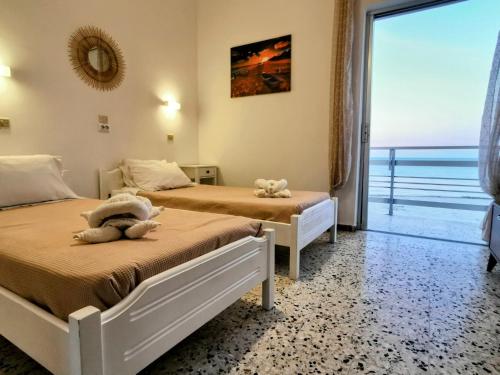 阿里克斯Anatolikos Rooms的海景客房 - 带两张床