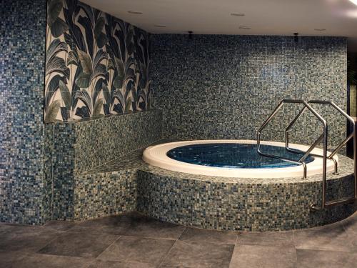 蒂米什瓦拉Amazonia Apartments的客房内的带按摩浴缸的浴室