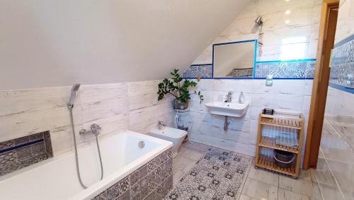 卢托维斯卡Zacisze Drwala的带浴缸、卫生间和盥洗盆的浴室