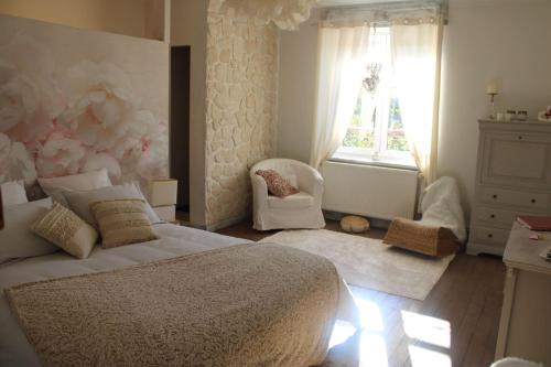 PontpierreChambre d'hôtes Les Magnolias的卧室配有床、椅子和窗户。