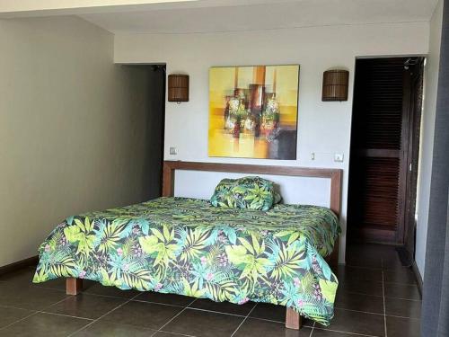 拉戈莱特villa chez Lisa的一间卧室配有一张带五颜六色棉被的床