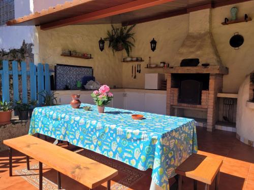 圣布里希达Castaño Bajo - Santa Brigida的厨房配有一张带蓝白桌布的桌子