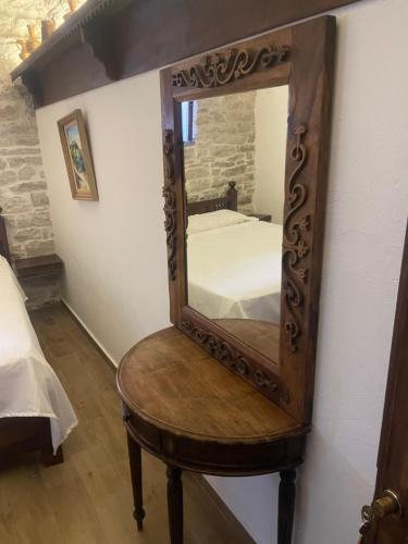 吉诺卡斯特科纳酷旅馆的卧室木凳上的镜子