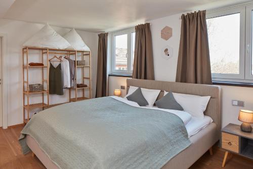 纽伦堡⸨⸩ Sunset Penthouse: Messe - Siemens - DB - MAN ⸨⸩的一间卧室设有一张大床和一个窗户。