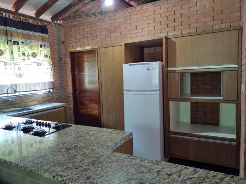 莫日-达斯克鲁济斯Chácara Buscapé的厨房配有白色冰箱和台面