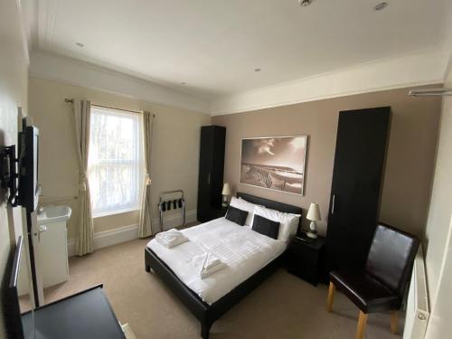 尚克林Somerton Lodge的一间卧室配有一张床和一把椅子
