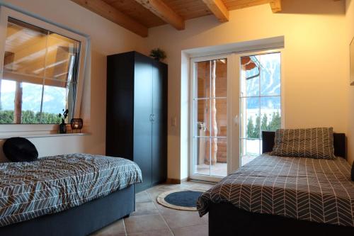 克查赫Chalet Giusto的一间卧室设有一张床和一个滑动玻璃门