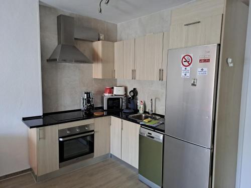 贝纳尔马德纳贝纳尔海滩茉莉公寓的一间带冰箱和水槽的小厨房