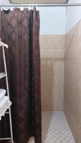 CabuyaTocumen Sweet Home的浴室内配有棕色淋浴帘