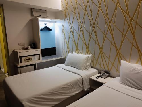 云顶高原Comfy Room In Genting Highlands的一间设有两张床和电视的房间