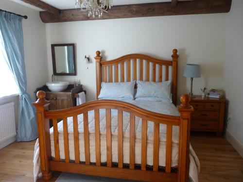 Greencastle山楂度假屋的一间卧室配有木床和镜子