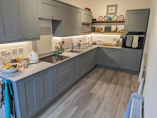 考斯Cliffside的大型厨房设有灰色橱柜和木地板