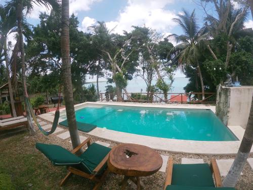 巴卡拉尔Villas Karalv的一个带桌椅的海洋游泳池