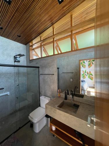 安格拉杜斯雷斯Verde Mar Pousada的一间带水槽、卫生间和淋浴的浴室