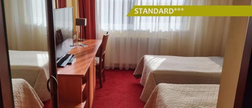梅尔尼克Hotel Ludmila的酒店客房配有两张床和一张带镜子的书桌